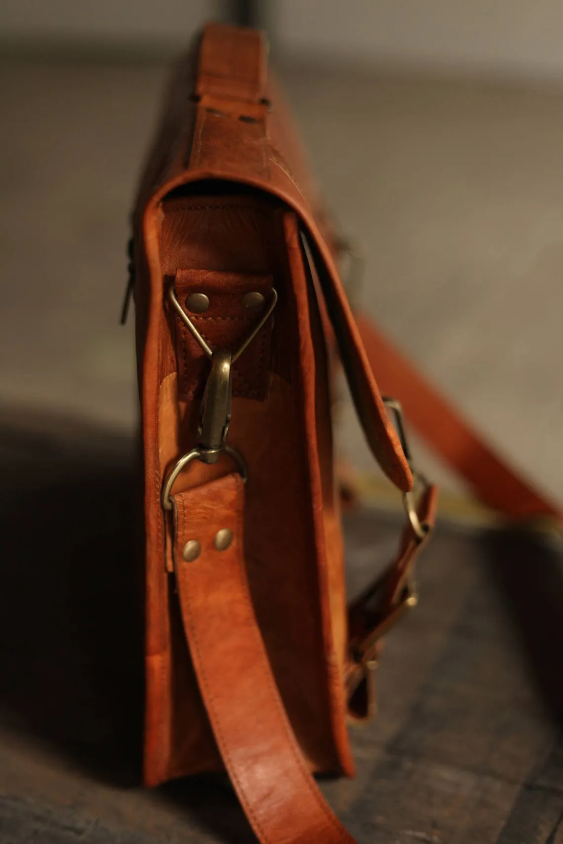 Dazzlo Leather Messenger Bag - Brown - 15"
