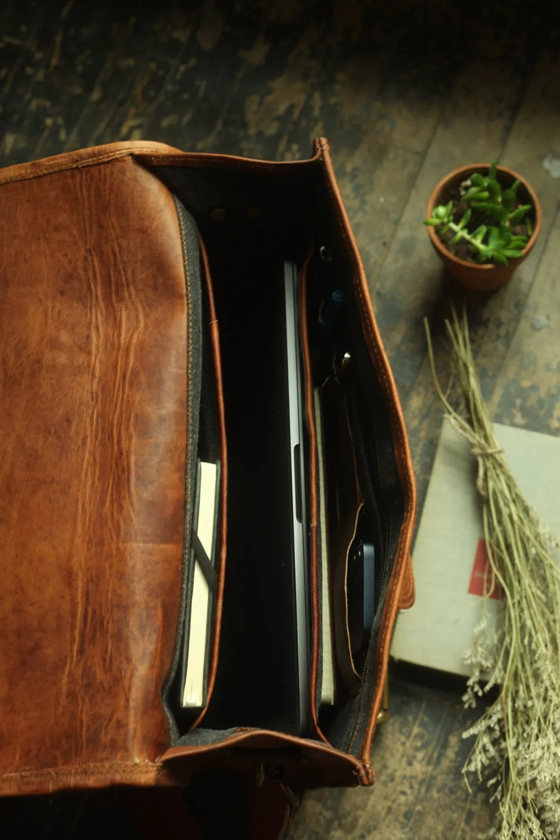 Dazzlo Leather Messenger Bag - Brown - 15"
