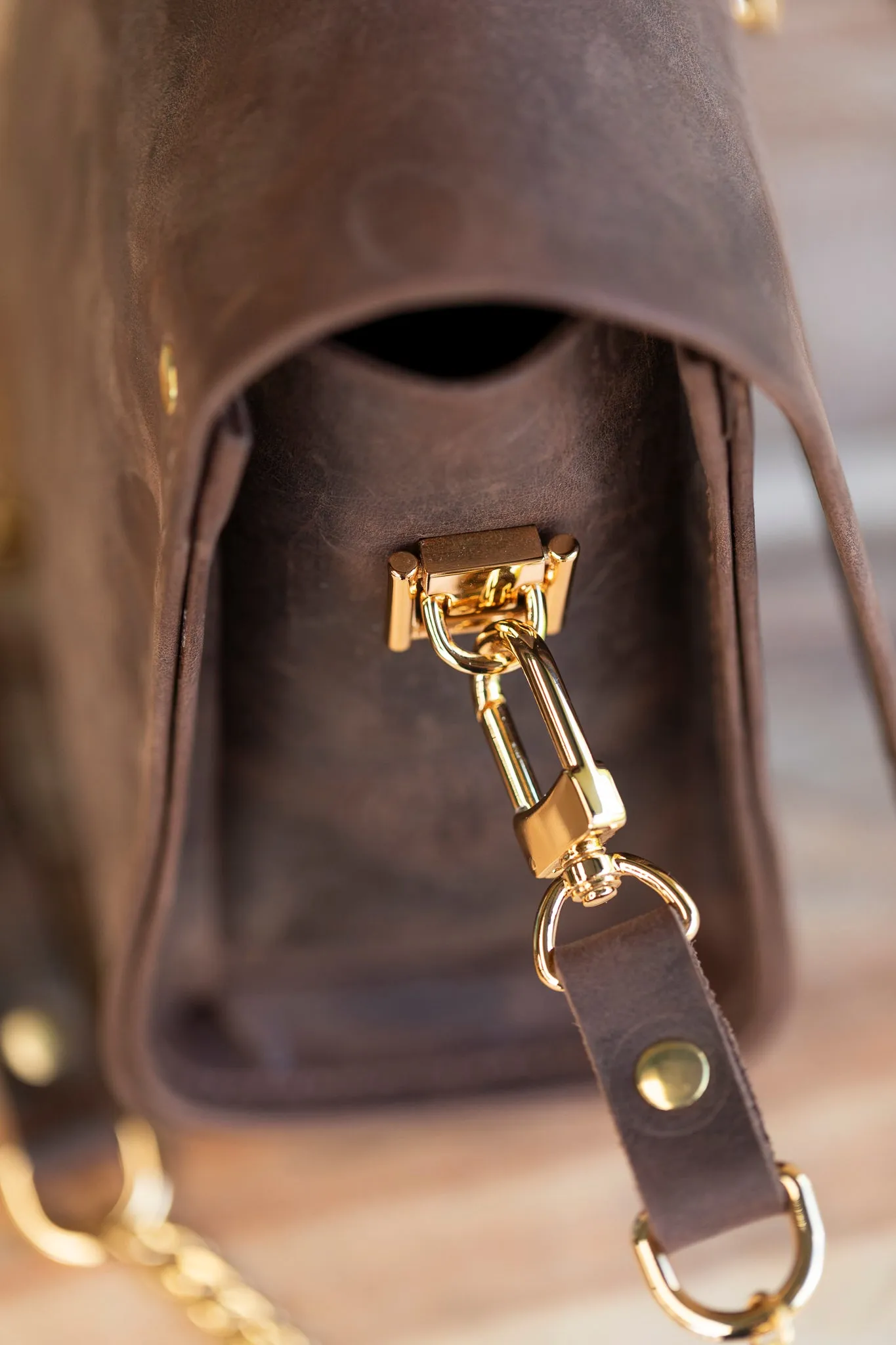 MEDIUM LEATHER HANDBAG