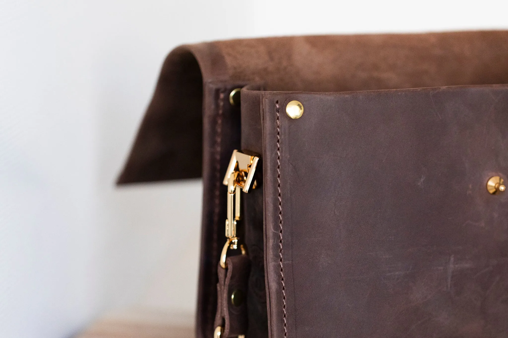 MEDIUM LEATHER HANDBAG