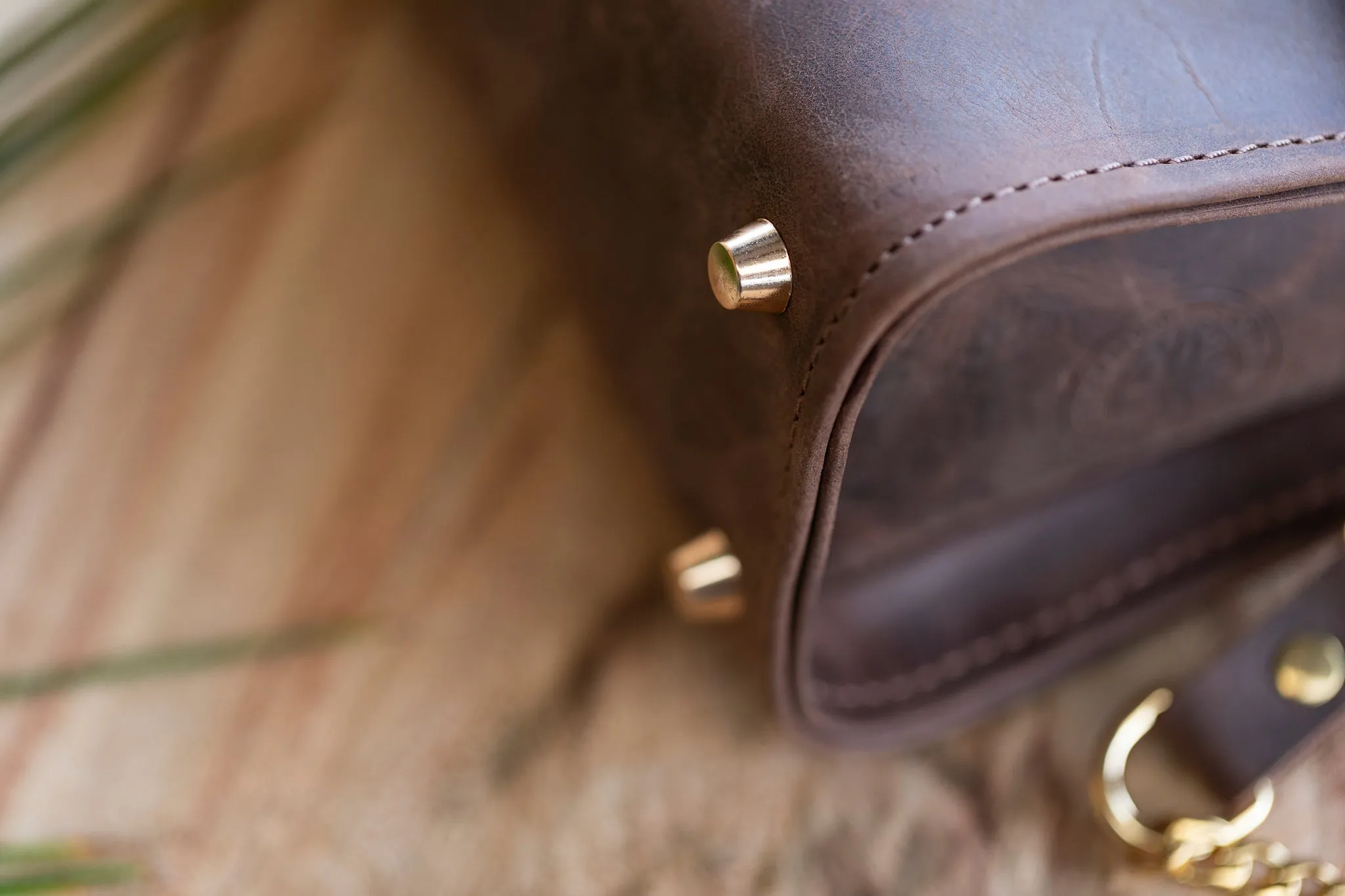 MEDIUM LEATHER HANDBAG