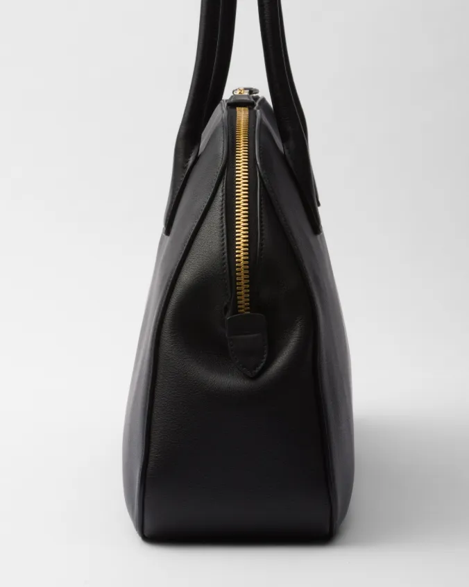 Medium leather tote bag with zipper closure