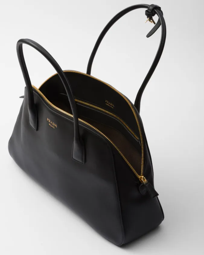 Medium leather tote bag with zipper closure