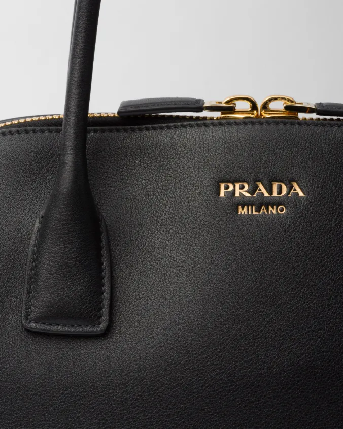 Medium leather tote bag with zipper closure