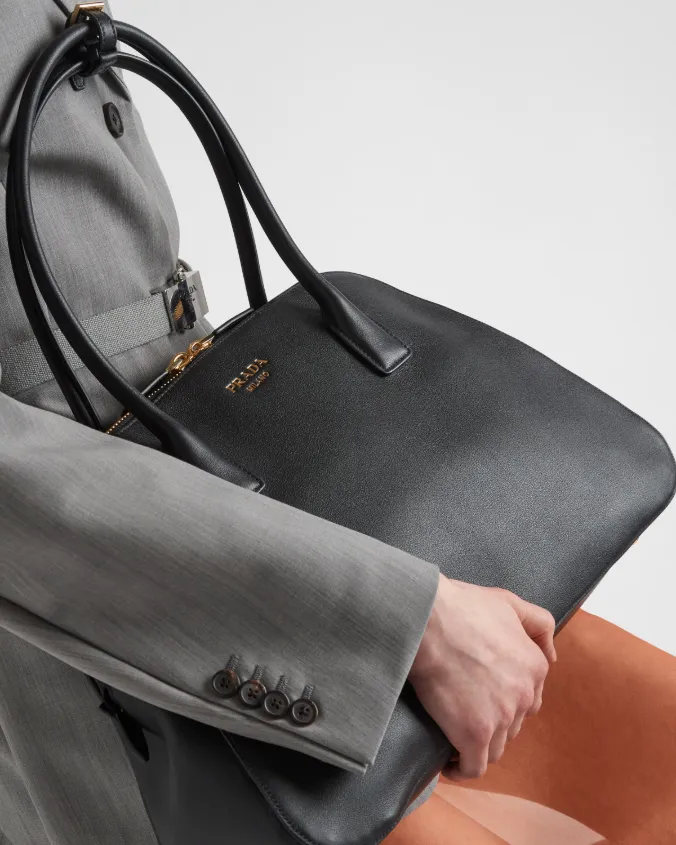 Medium leather tote bag with zipper closure